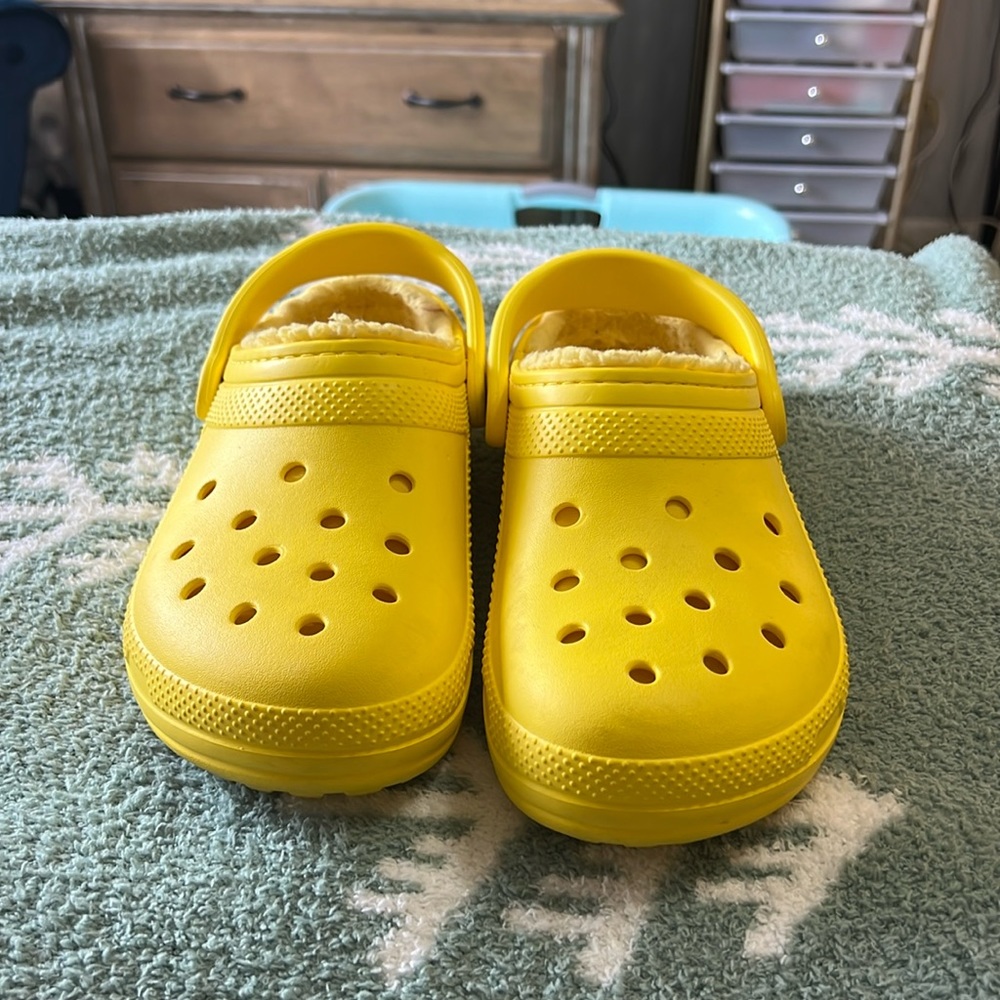 Yellow Fuzzy lined crocs, Like New, size 9